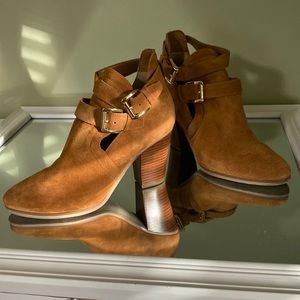 2 items for the higher price! Casual high heels!